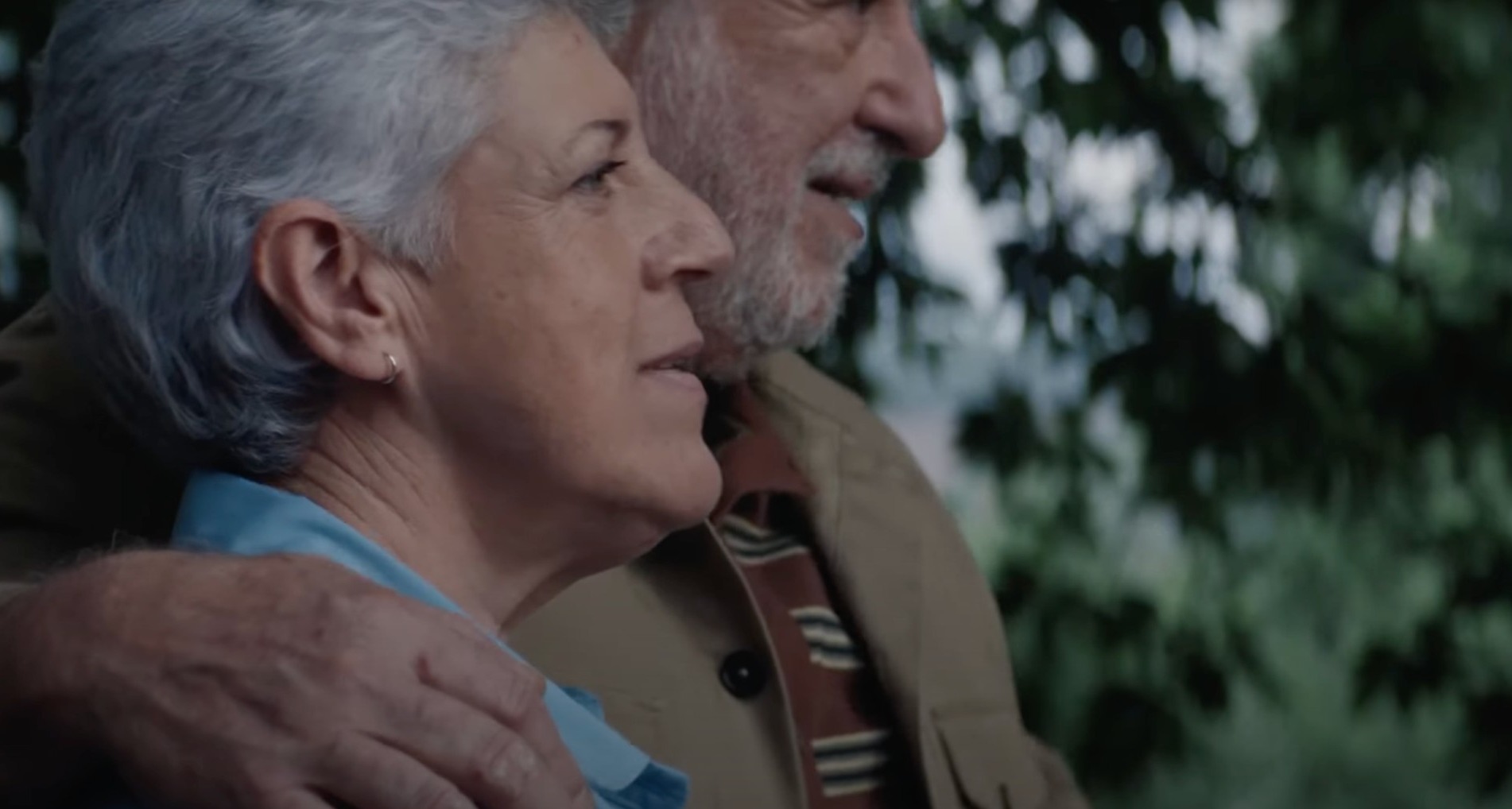 “Es por todos”: Movistar traslada su propósito con una nueva plataforma ideada por Oriol Villar Un hombre y una mujer mayores miran al horizonte