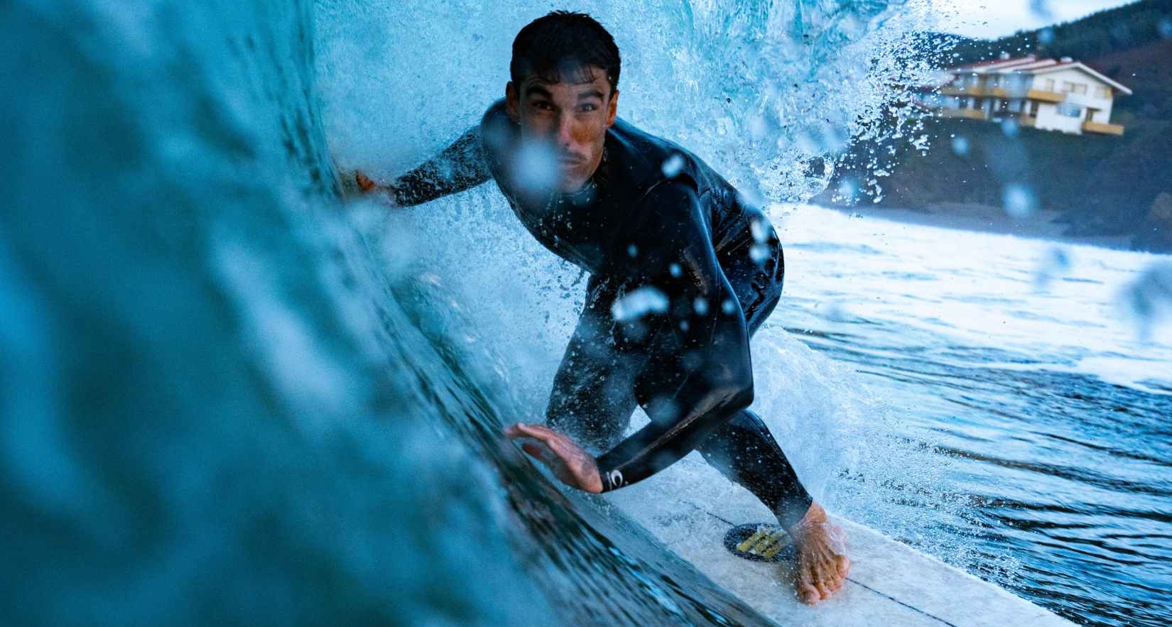 Hombre haciendo surf y surcando una ola