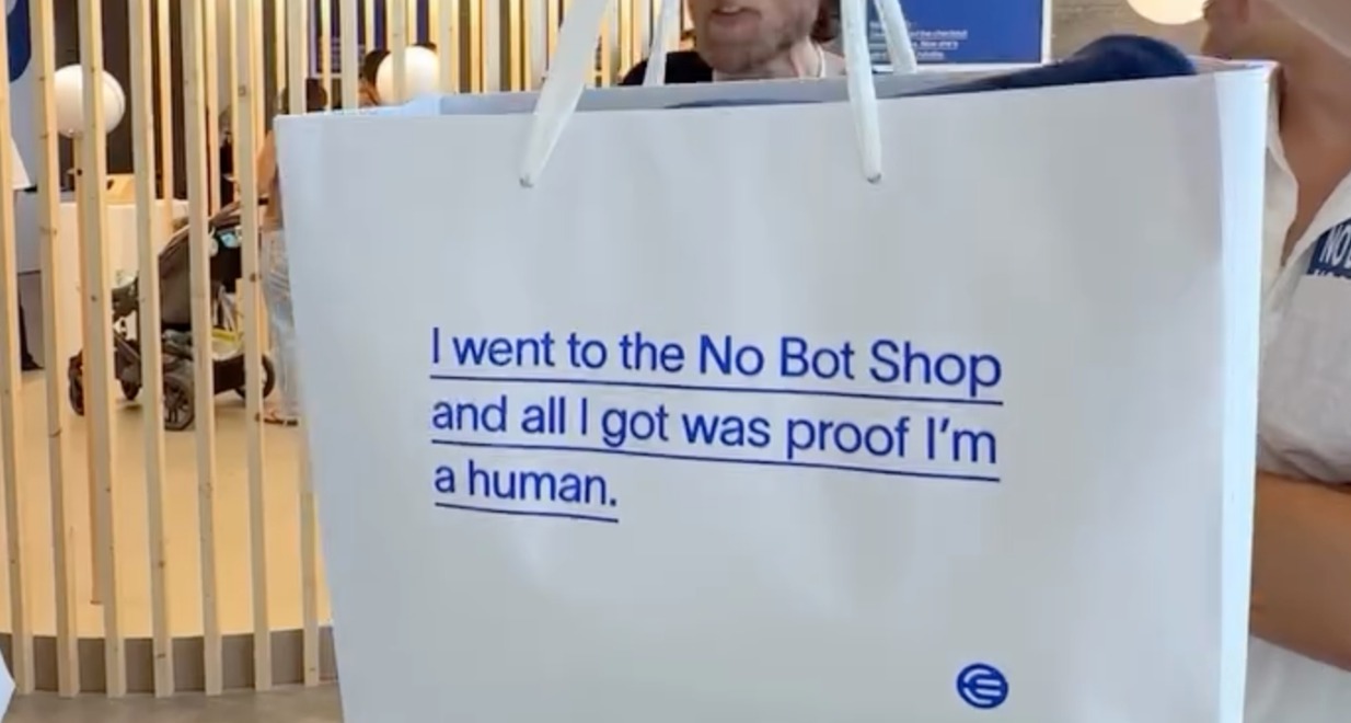 Ante el auge de los bots en el comercio digital, esta tienda solo deja entrar a humanos una bolsa de la tienda con la frase "fui a la no bot shop y todo lo que obtuve es una prueba de que soy humano"