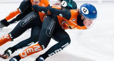 Mujer patinando sobre hielo en competición