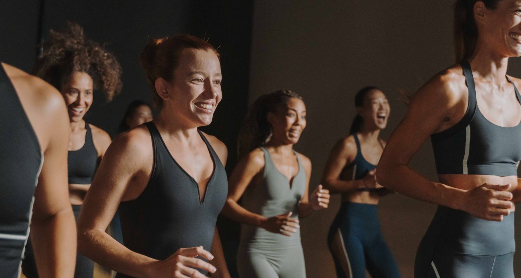 Mujeres luciendo prendas deportivas de la marca Oysho