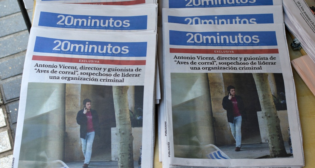 Un quiosco y un periódico para promocionar una nueva película