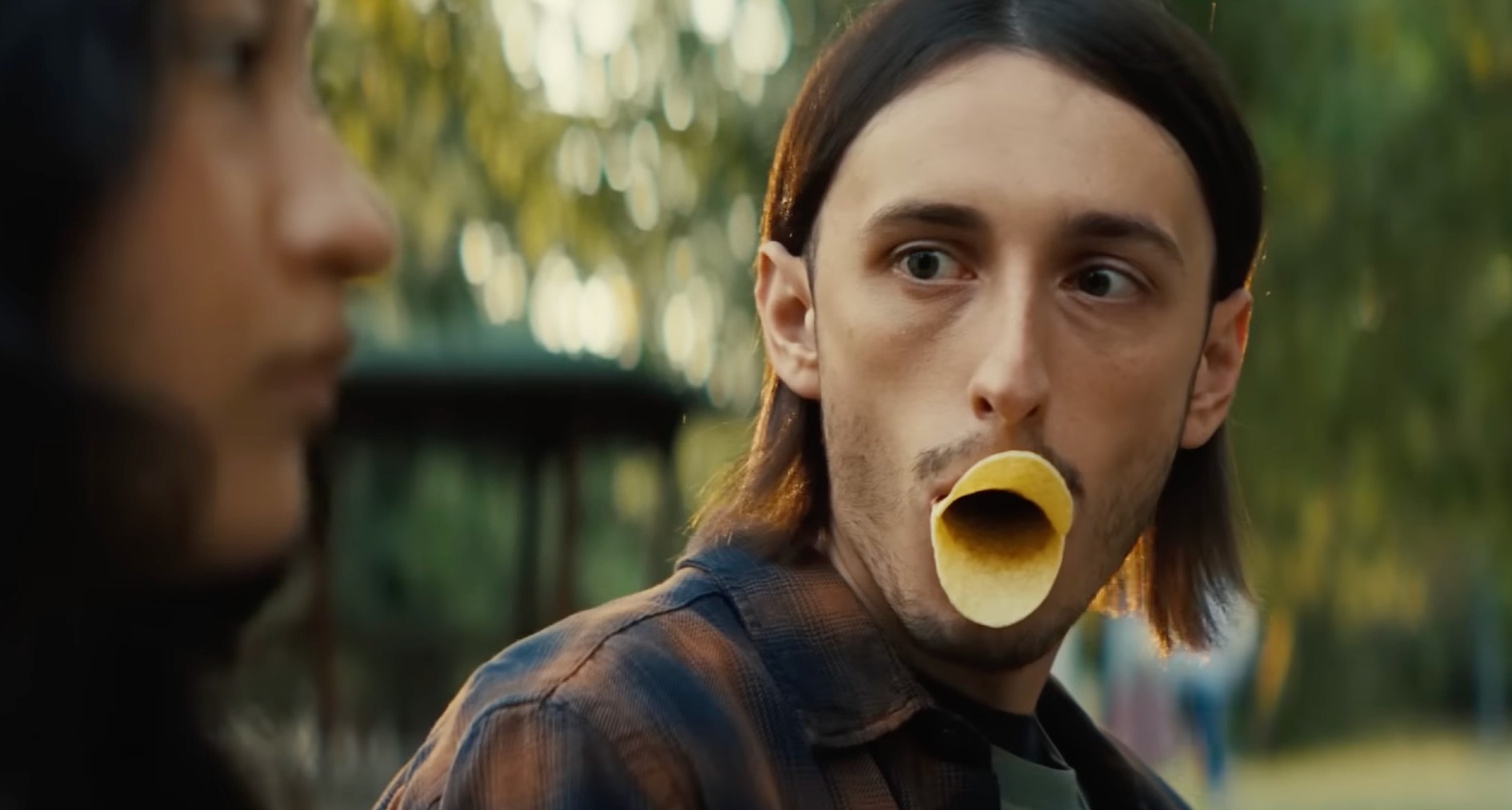 Pringles tira de humor absurdo para renovar “Cuando haces pop, ya no hay stop” Un chico con patatas Pringles en la boca