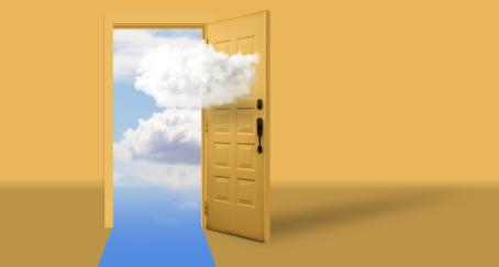 La IA ya es la nueva puerta de entrada a Internet, pero las marcas no están preparadas, según McKinsey una puerta amarilla abierta a un cielo azul con nubes blancas