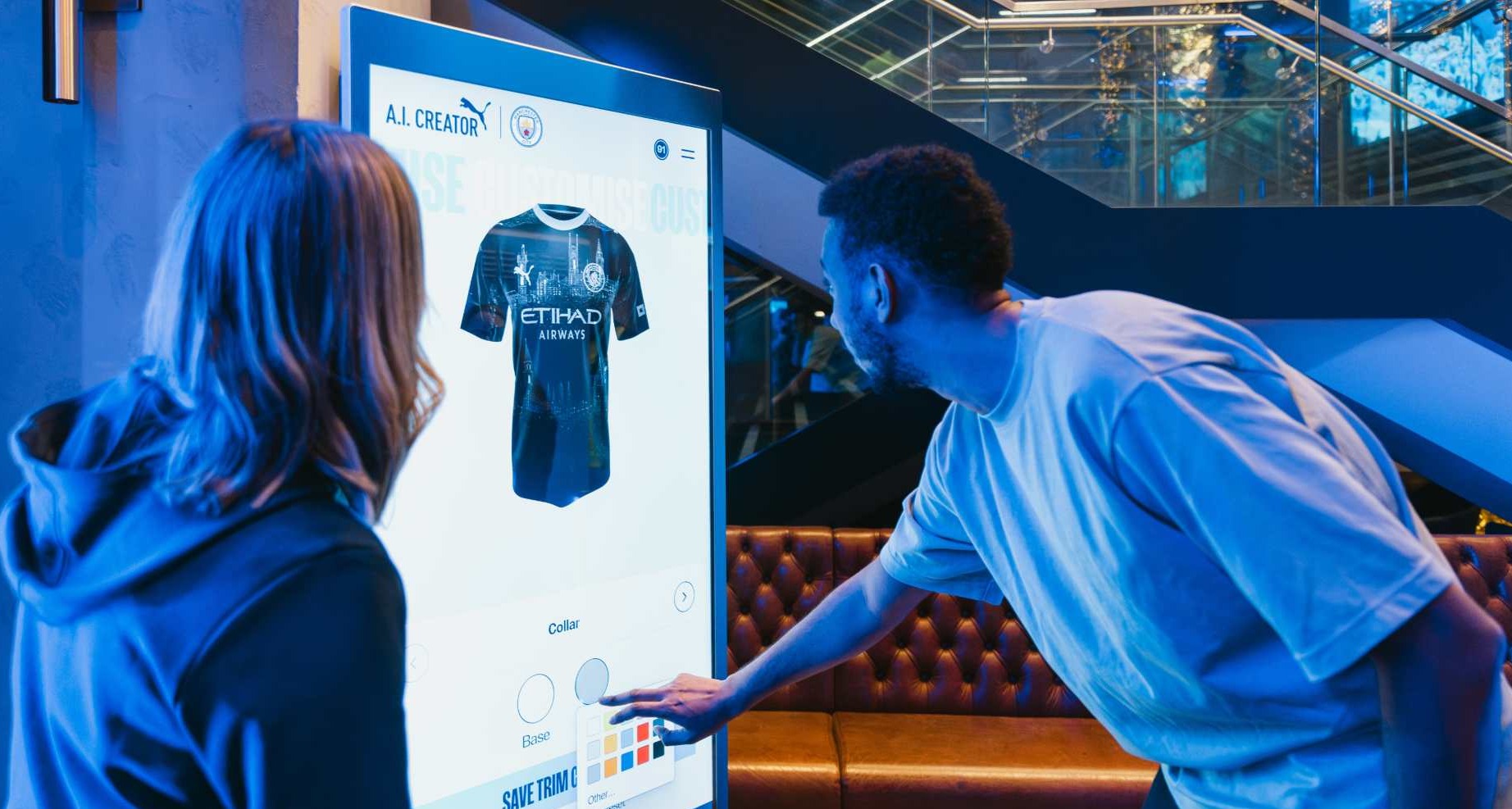 Joven diseñando camiseta del Manchester City en una pantalla