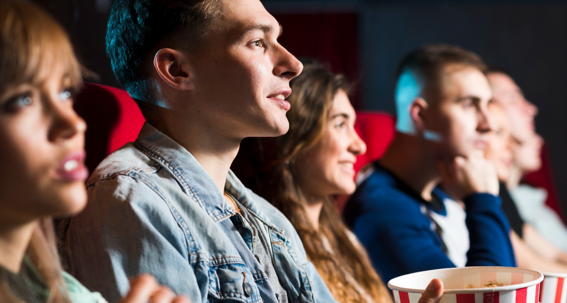 Gente joven viendo una película en el cine