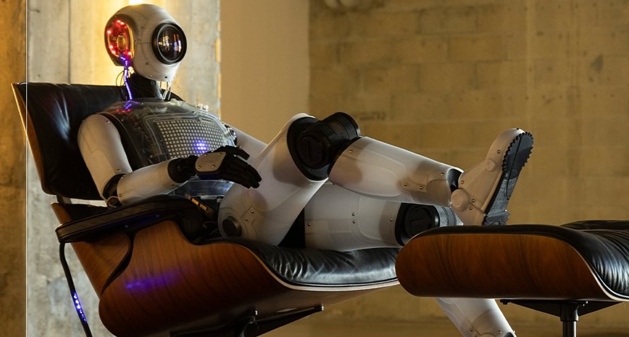 Canal+ desafía a una Inteligencia Artificial con su propio catálogo para medir el alcance emocional del entretenimiento un robot sentado en un sillón viendo la televisión