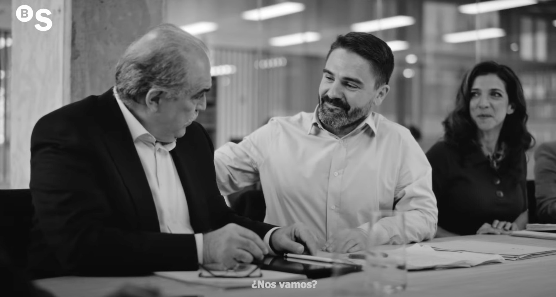 Banco Sabadell se postula como la mejor opción para empresas en un anuncio alegórico sobre la OPA Imagen en blanco y negro de dos empresarios firmando un documento