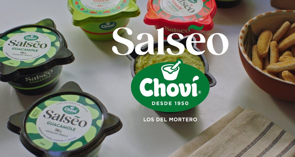 varios envases del mortero de chovi con su gama de salsas y un bowl con colines