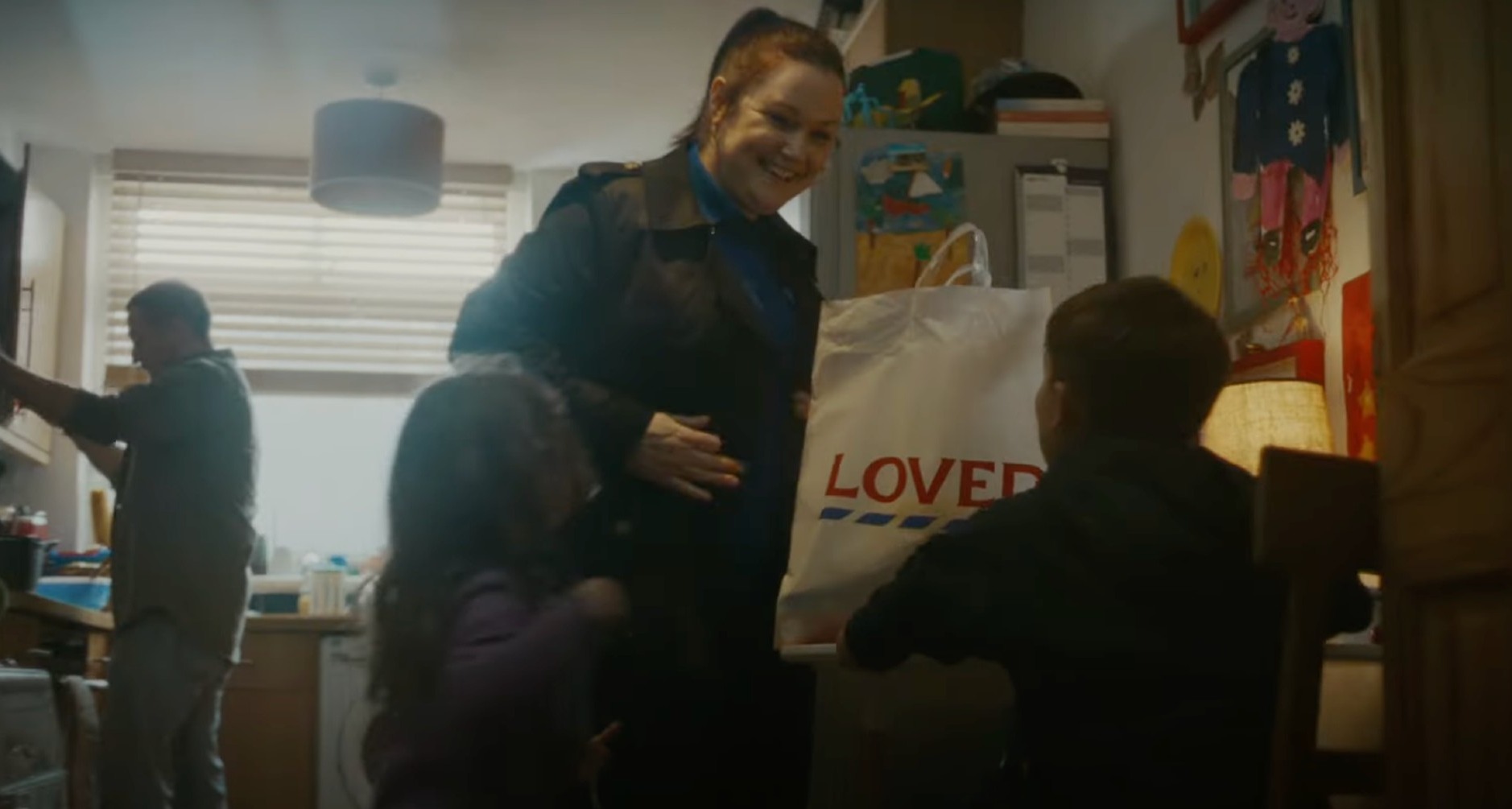 Familia en una cocina durante un anuncio de Tesco