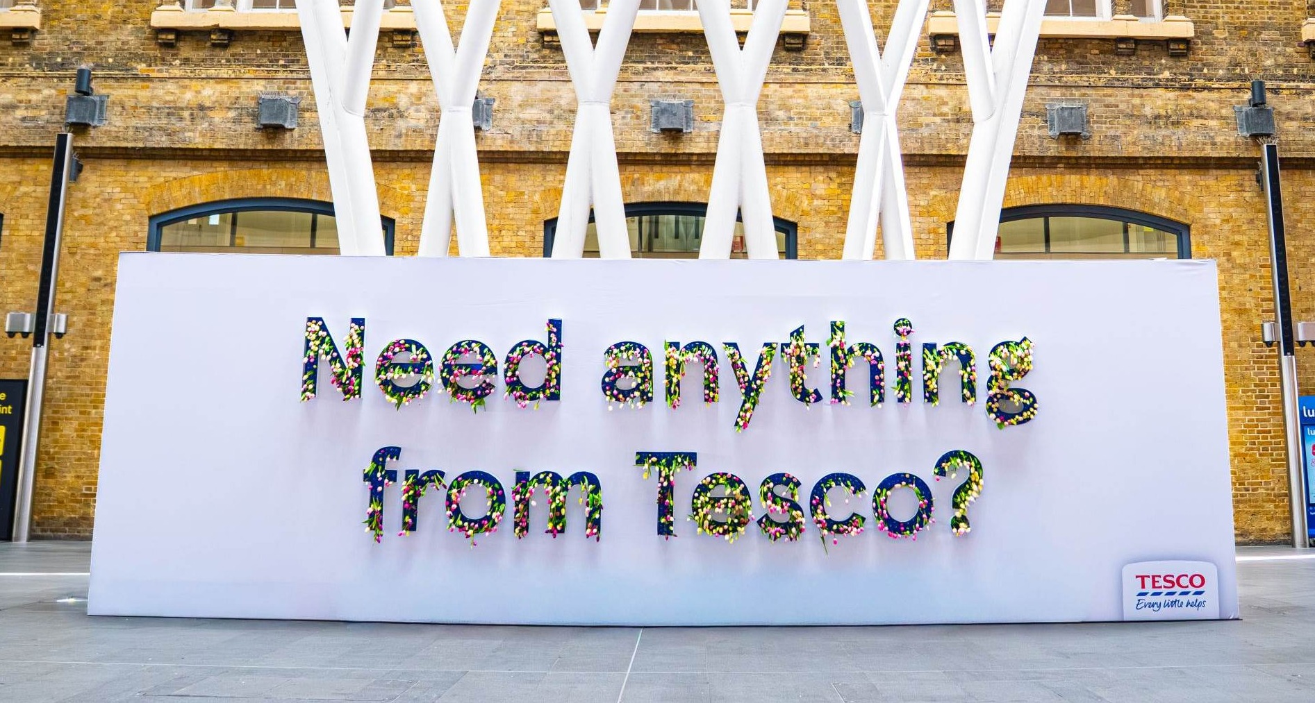 Una valla publicitaria de tulipanes destaca la oferta de Tesco