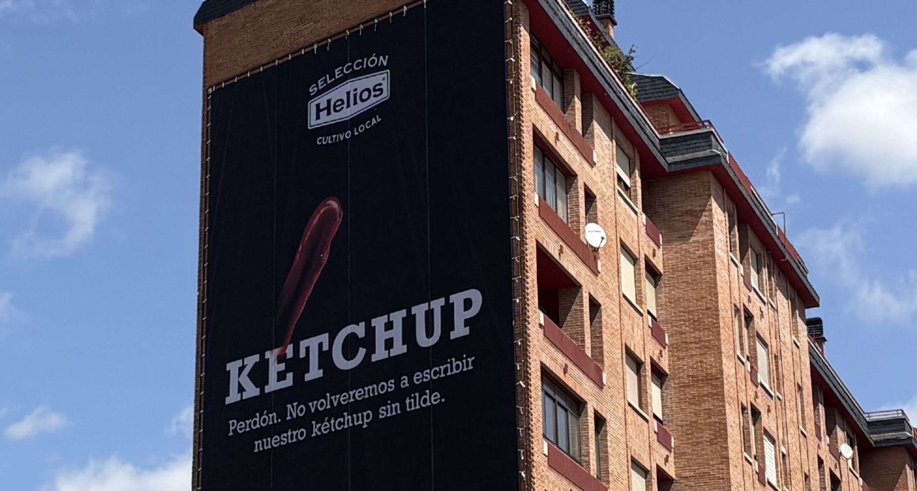 Helios reivindica la tilde de kétchup y convierte la ortografía en el eje de su nueva campaña la lona de helios colgada en un edificio de valladolid