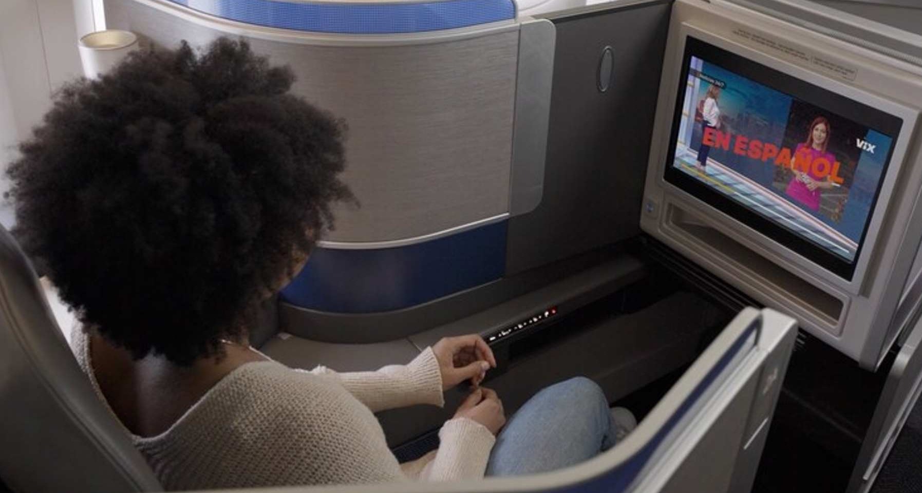 Viajera de United Airlines mirando una pantalla
