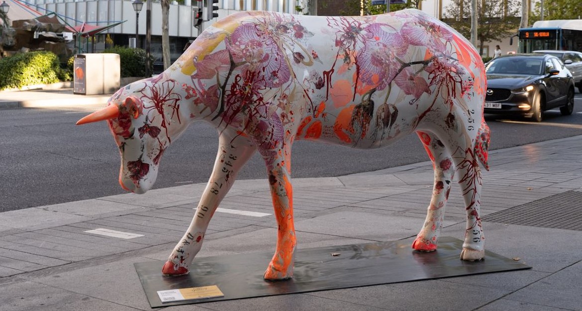 una escultura de una vaca decorada con colores