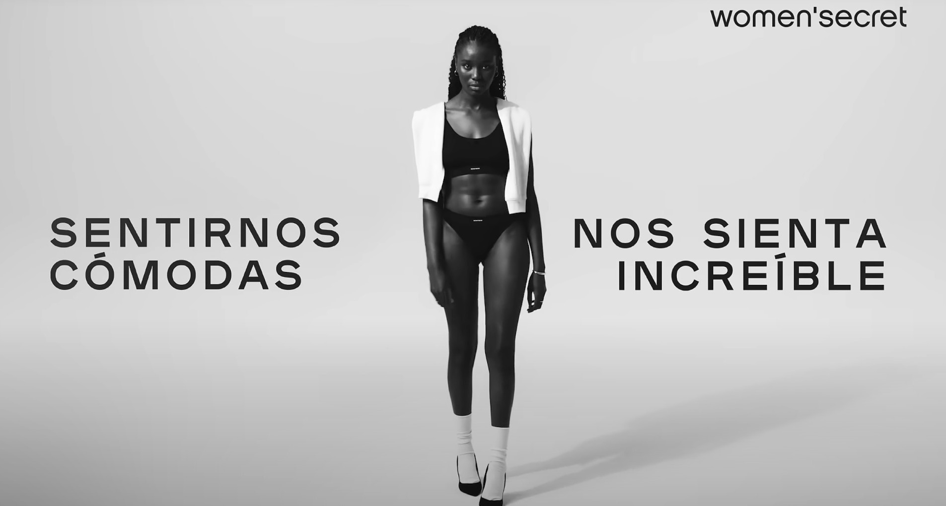 Women'secret reivindica que la comodidad también es estilo en su nueva campaña Chica en ropa deportiva y tacones en blanco y negro