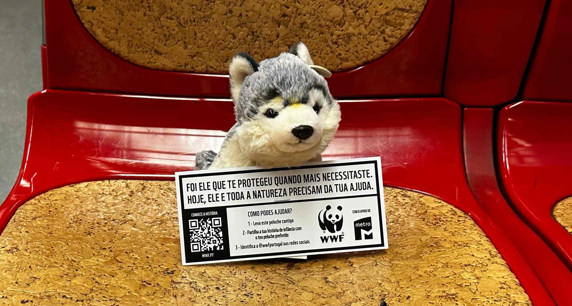 Peluche con cartel de WWF en el metro