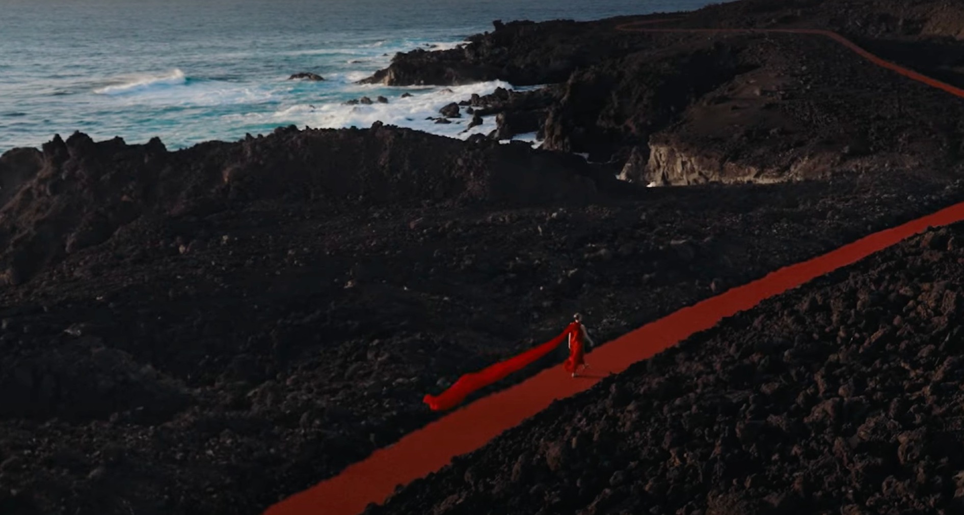 Modelo paseando por Lanzarote sobre una alfombra roja