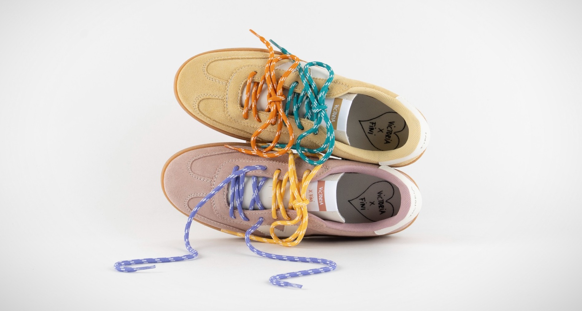 Victoria y Fini combinan sus personalidades en el cobranding de unas zapatillas inspiradas en golosinas Zapatillas amarillas y rosas creadas por Fini y Victoria