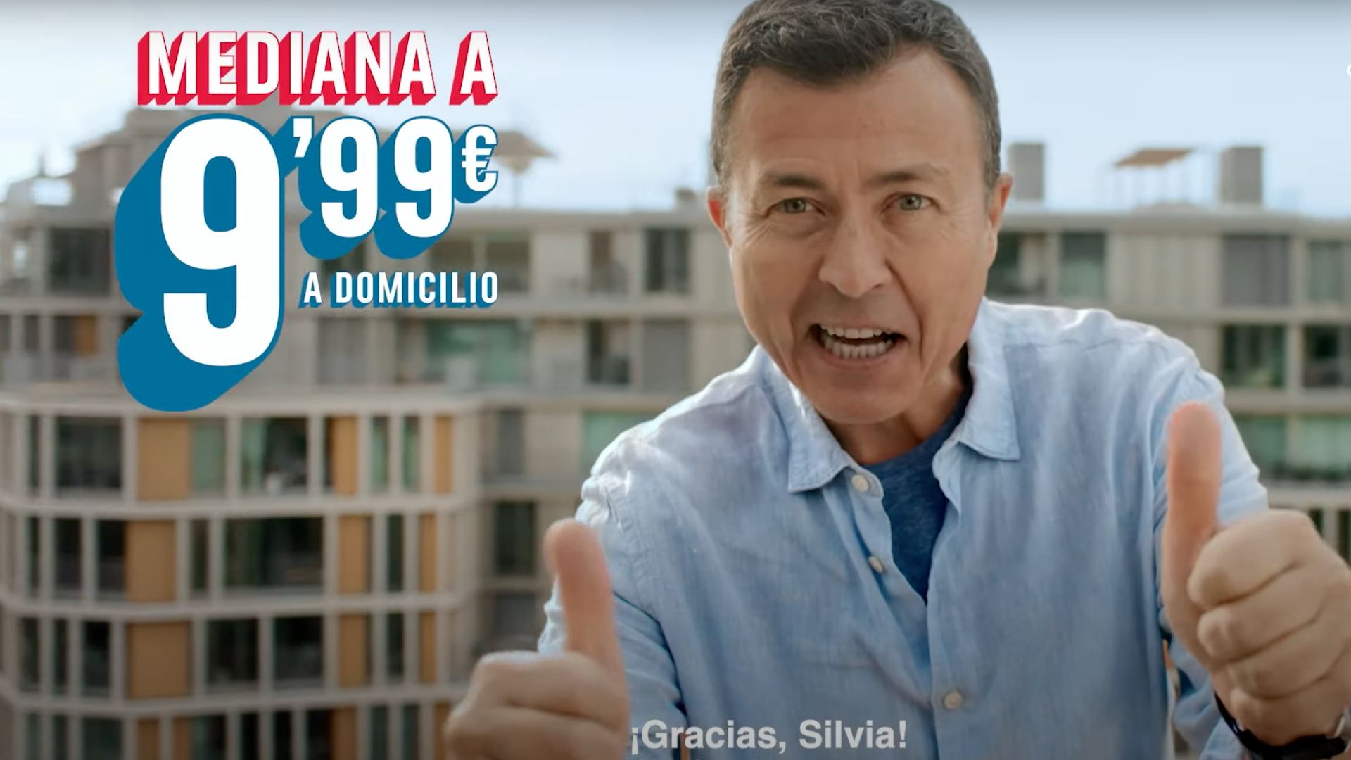 Imagen del spot en la que aparece el presentador de Antena 3 Manu Sánchez junto al precio de la pizza dando las gracias a Silvia.