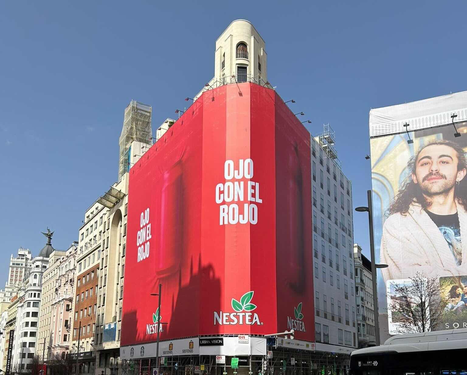 Lona de Nestea en Gran Vía
