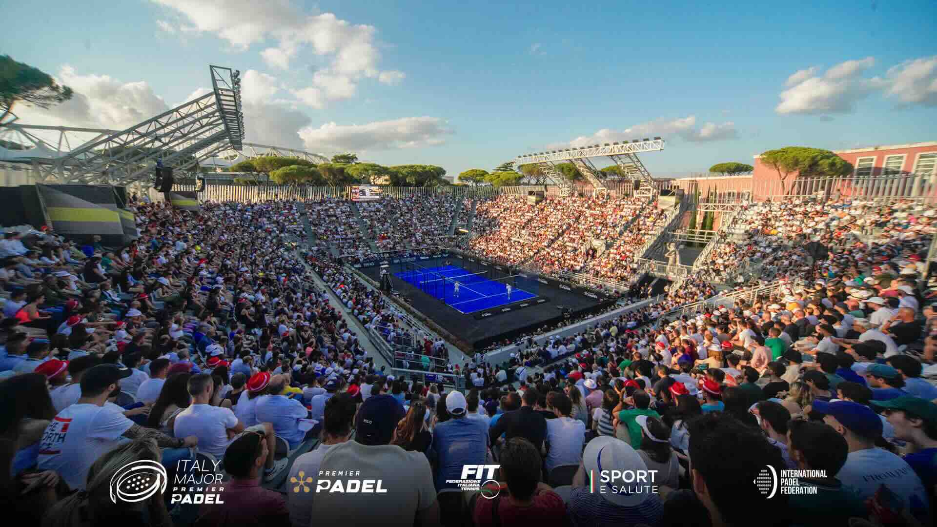 Miles de personas observan un partido de pádel al aire libre