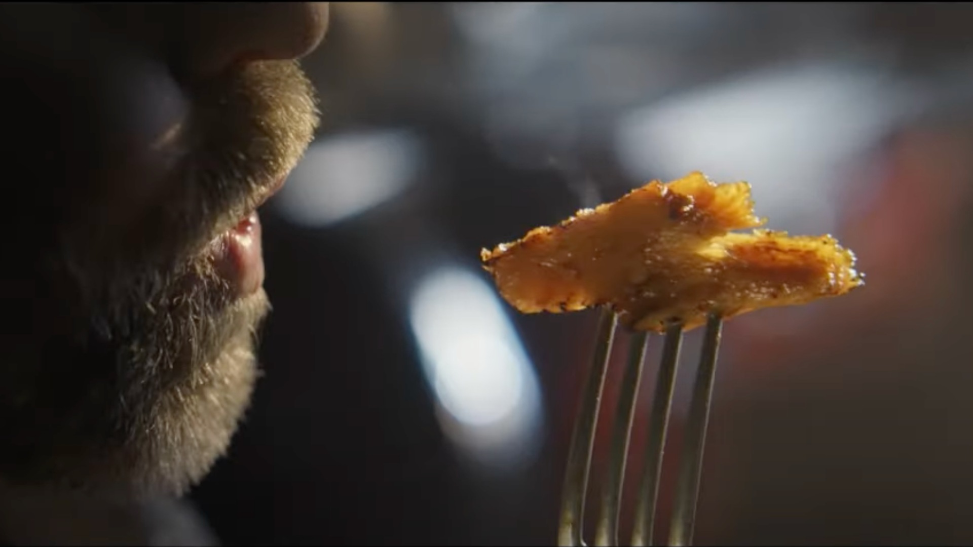 Una porción de comida pincha en un tenedor y cerca de los labios de una persona en una imagen del spot.